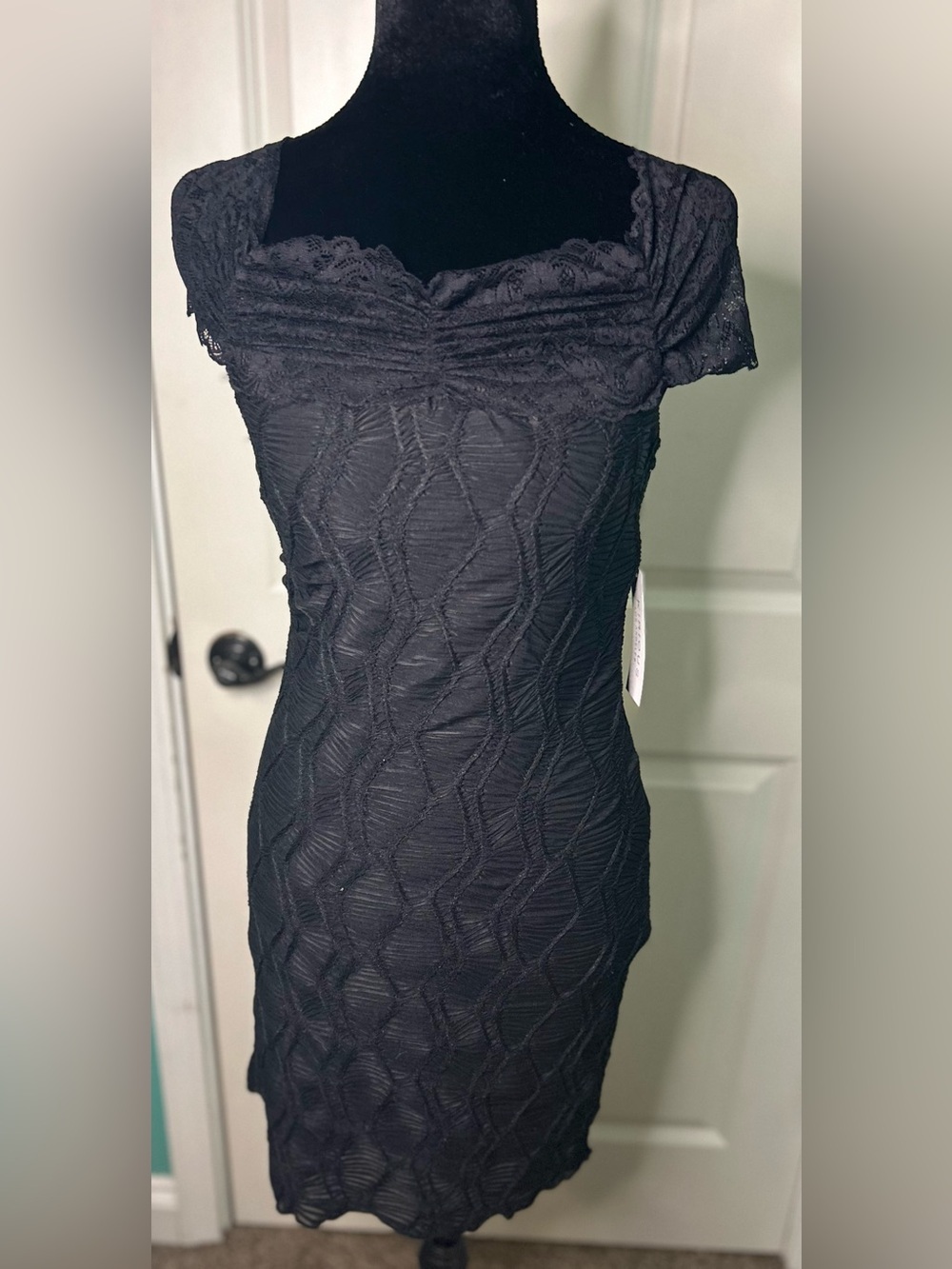 Kirious LA Black Textured Wave Lace Sheath Off-shoulder Dress